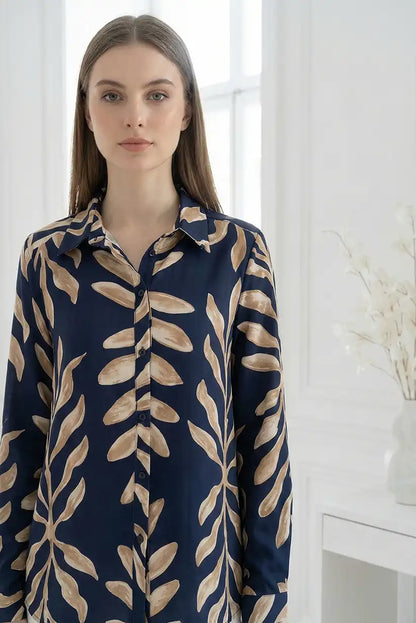 Blusa estampada en azul marino con hojas beige - CHICA del Sur