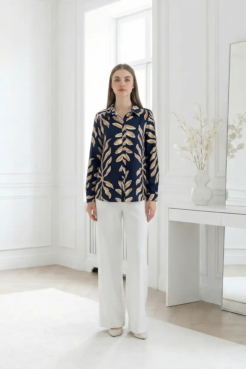 Blusa estampada en azul marino con hojas beige - CHICA del Sur