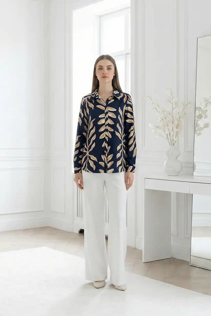 Blusa estampada en azul marino con hojas beige - CHICA del Sur