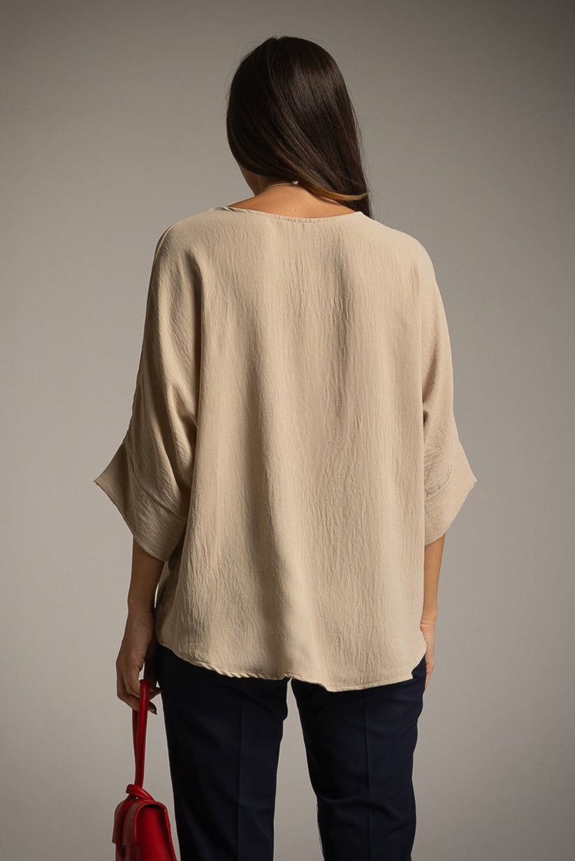Blusa Beige con Manga Japonesa y Colgante - CHICA del Sur