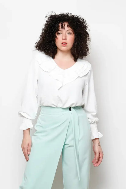 Blusa Blanca Mujer Vaporosa Cuello Pico Volante Primavera 2025 - CHICA del Sur