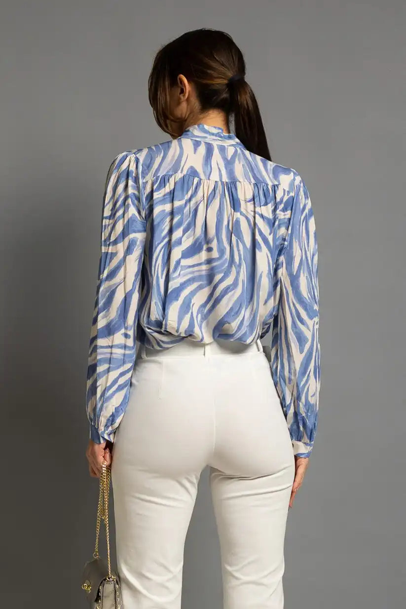 Blusa Azul Estampado Cebra Mujer | Cuello Lazada Estilo Chic - CHICA del Sur
