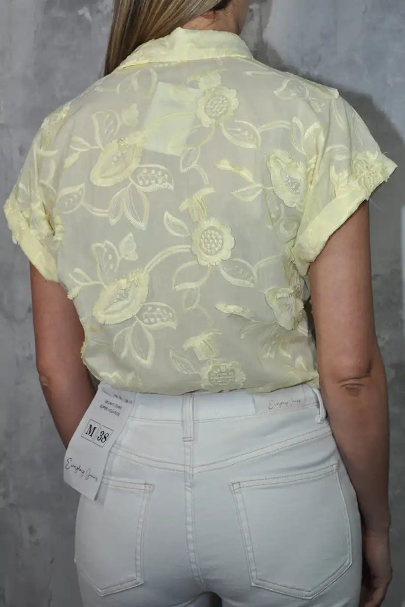 Camisa amarilla mujer verano | Bordado floral y manga corta - CHICA del Sur
