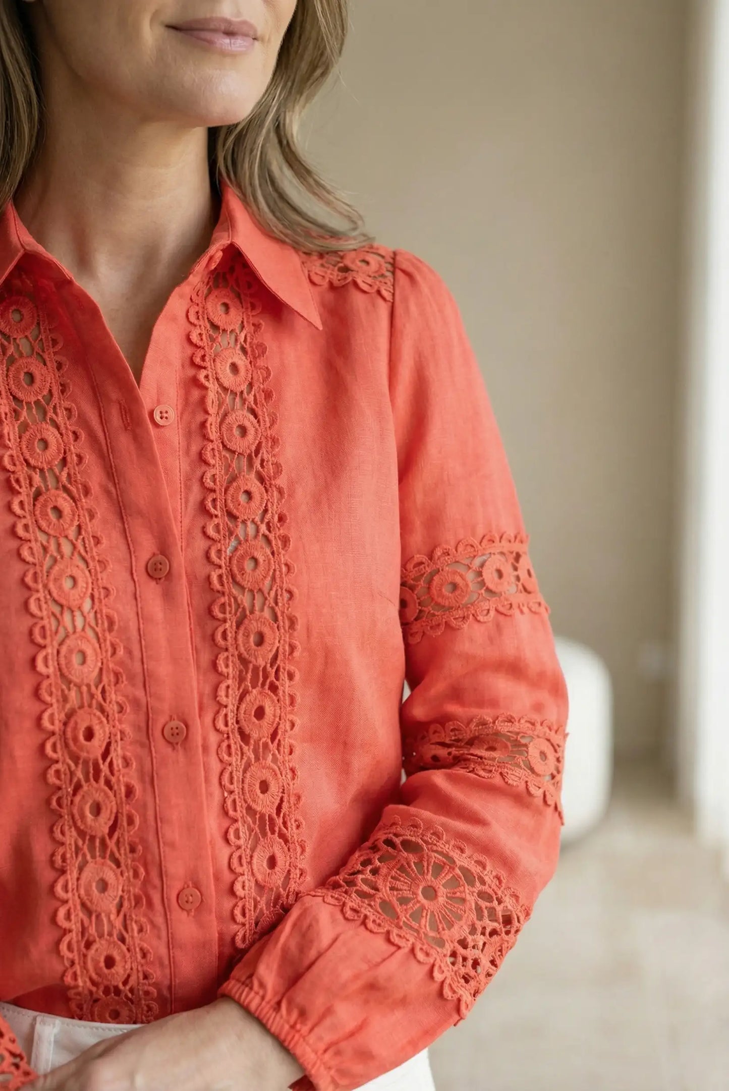 Blusa de mujer coral de manga larga con detalles de encaje, estilo casual primaveral.