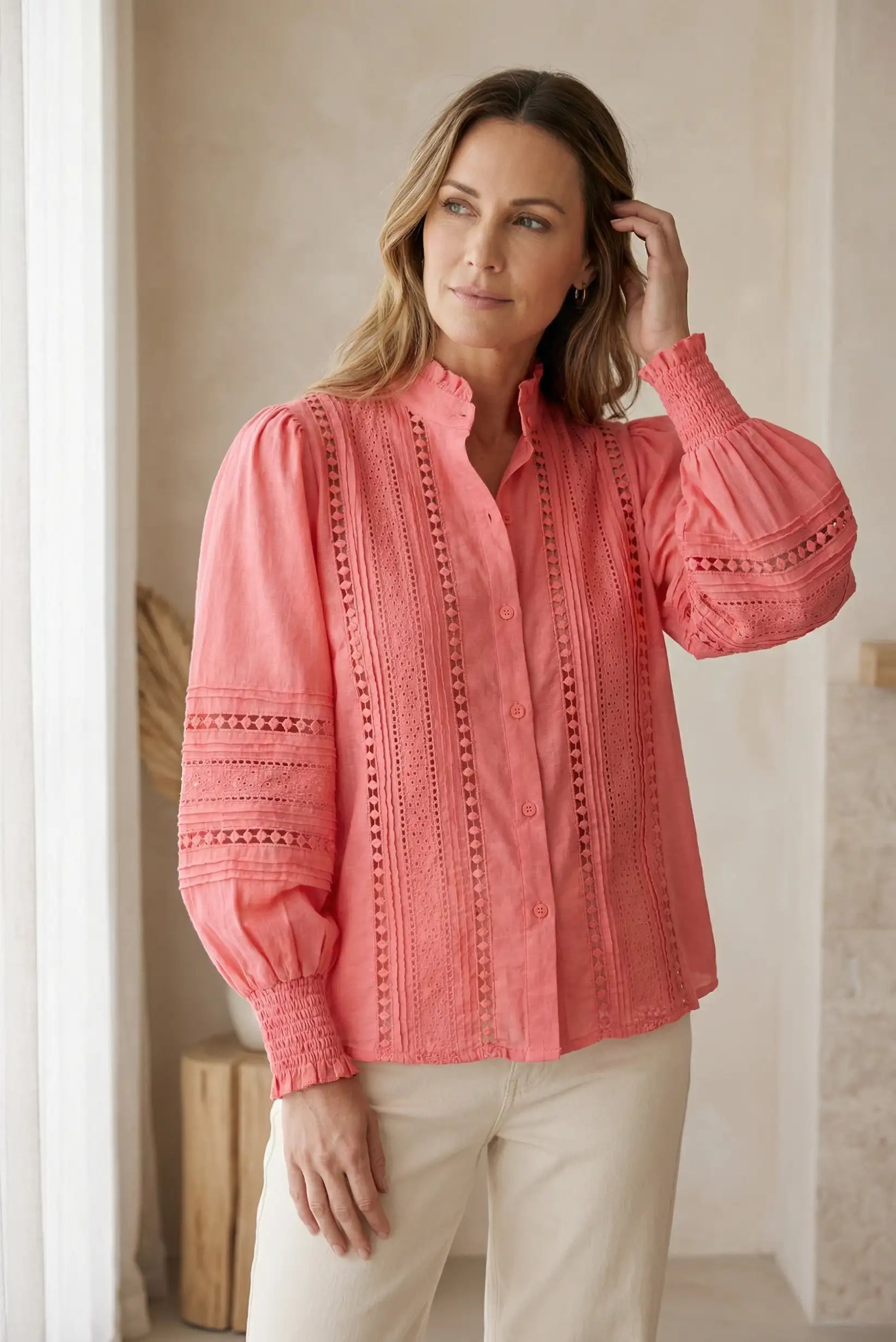 Blusa coral mujer manga larga con encaje, ideal para primavera, look casual elegante