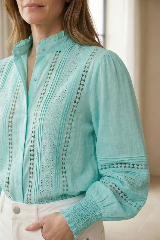 Blusa de mujer verde agua con detalles bordados y manga larga, estilo casual primavera.