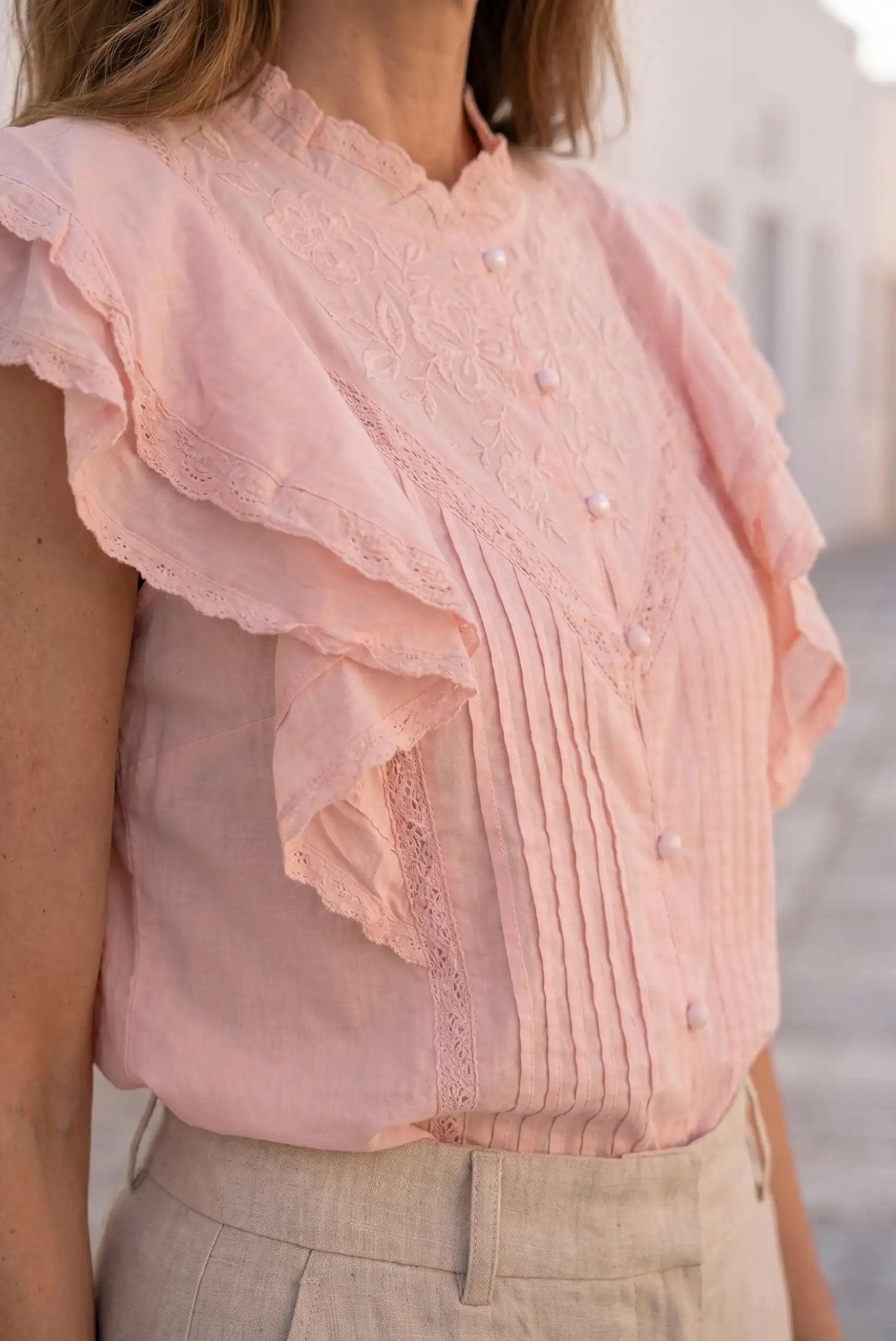 Blusa Rosa con Volantes y Bordados