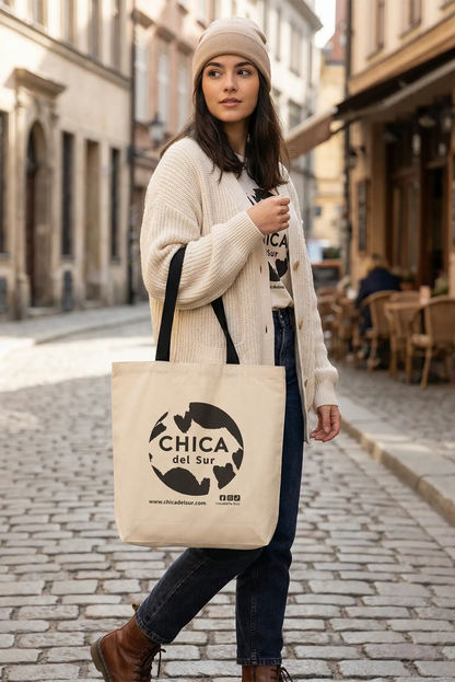 Mujer con bolso tote CHICA del Sur, outfit casual y urbano en calle empedrada