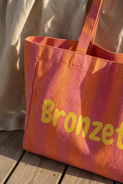 Bolsa de tela rayas rojas y naranjas para playa o piscina, con letras amarillas, verano