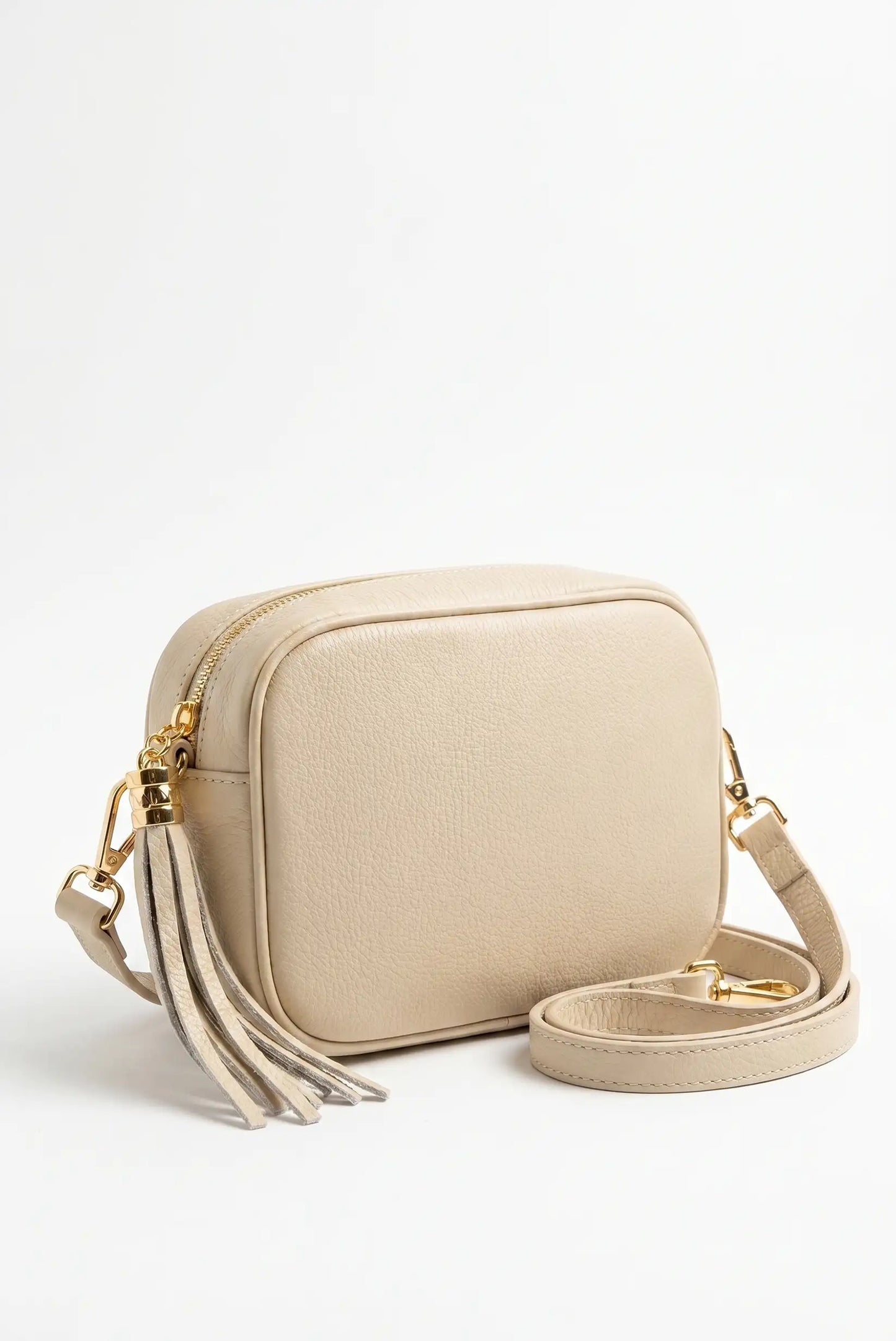 Bolso bandolera beige de piel sintética con correa ajustable y decoración de flecos dorados