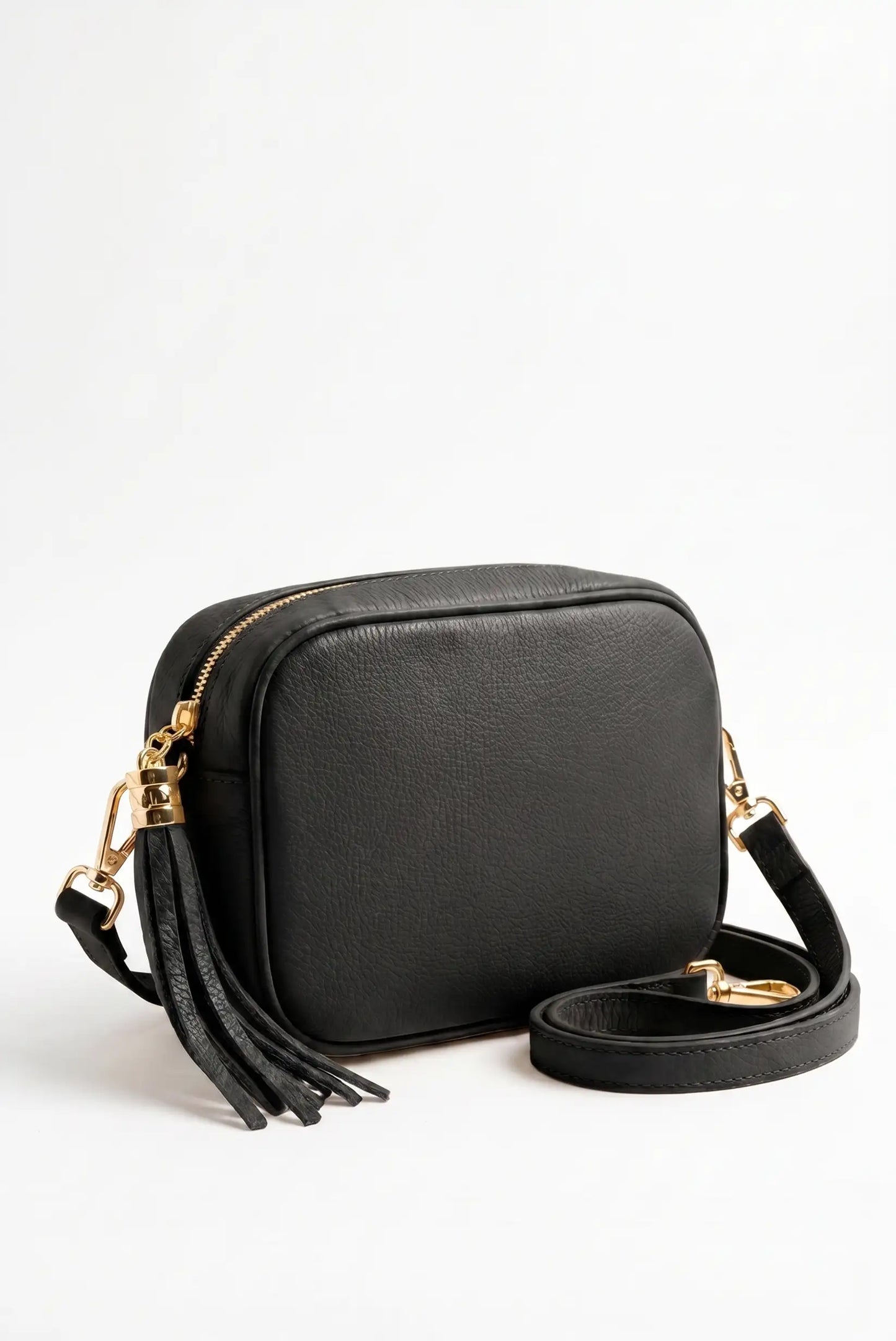 Bolso bandolera negro de piel sintética con correa ajustable y decoración de flecos