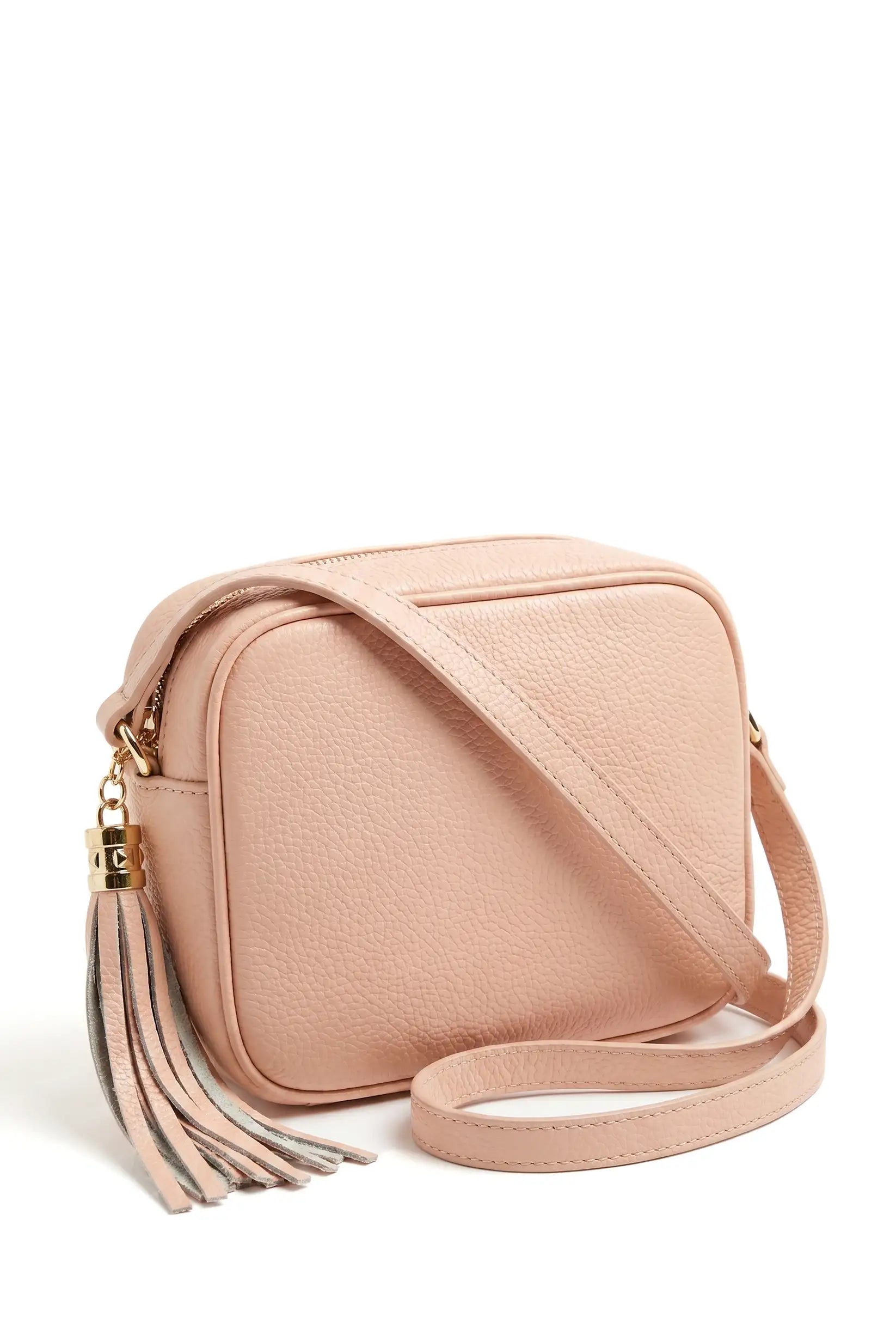 Bolso bandolera rosa claro con textura de piel y detalle de fleco decorativo