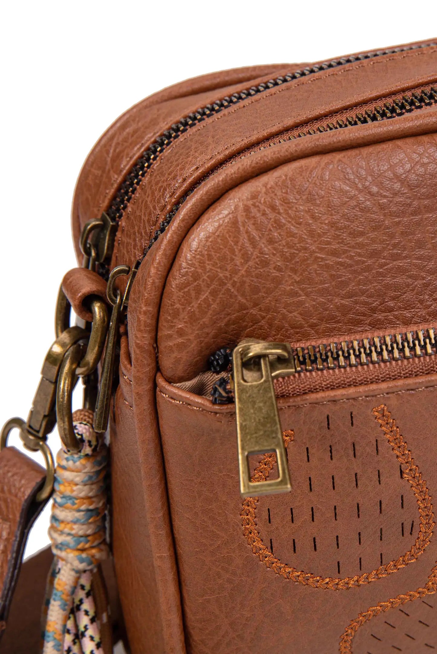Bolso marrón con cremallera, detalles bordados y tira de cuerda colorida. Moda femenina y complementos.