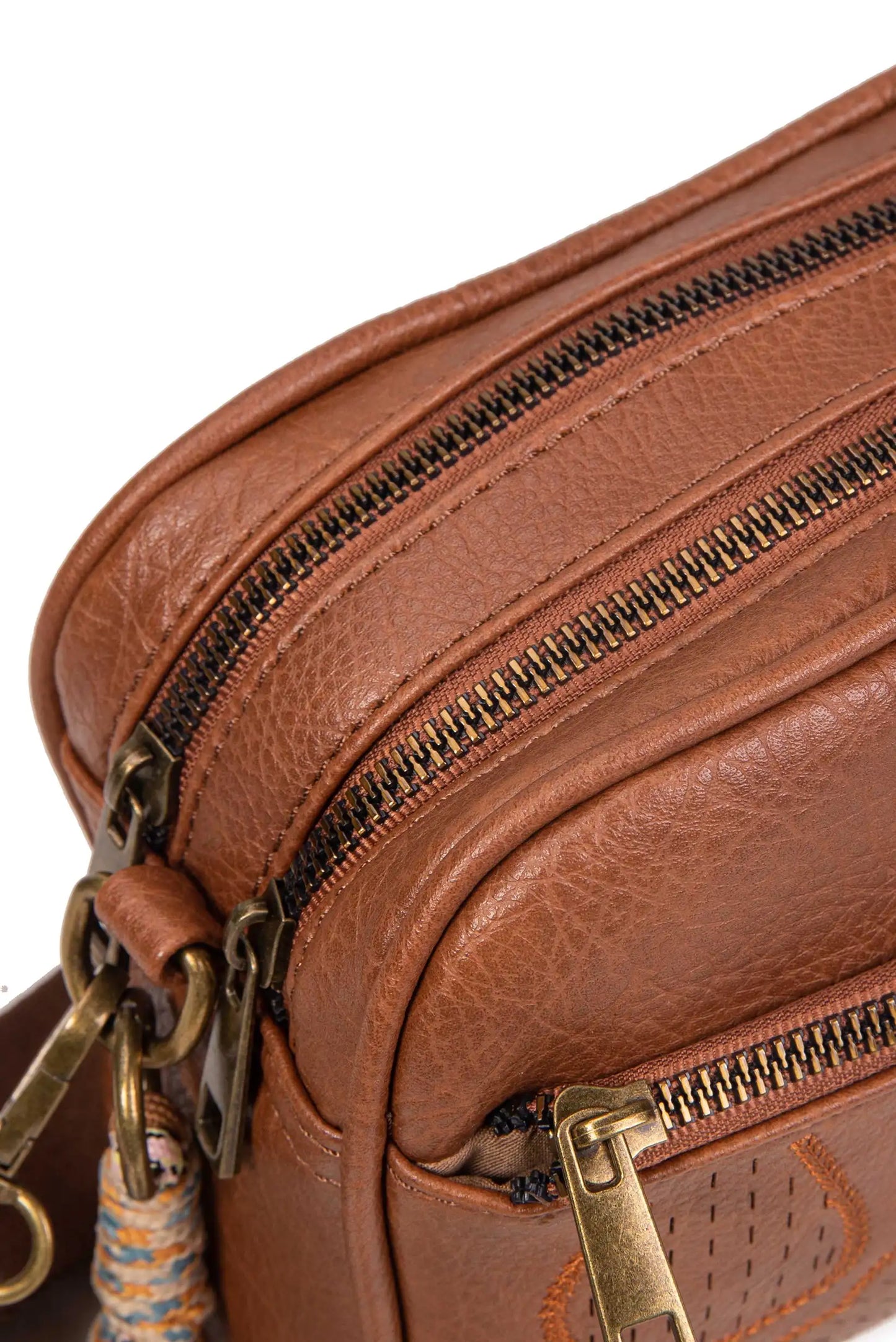 Bolso marrón con cremalleras doradas y detalles de cuero, ideal para moda femenina