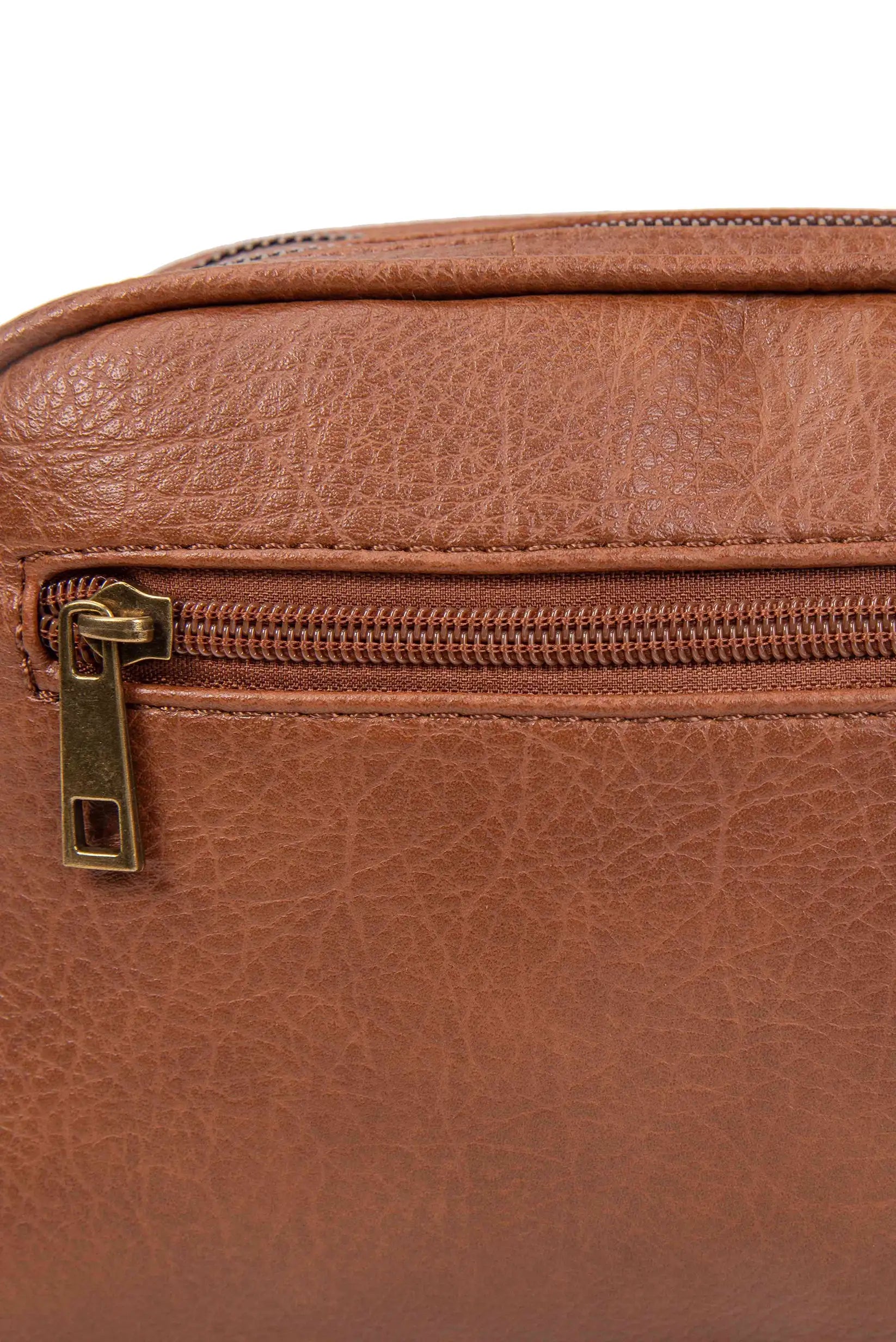 Bolso marrón de cuero con cremallera dorada y textura detallada