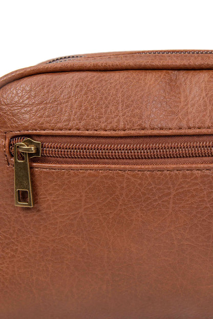 Bolso marrón de cuero con cremallera dorada y textura detallada