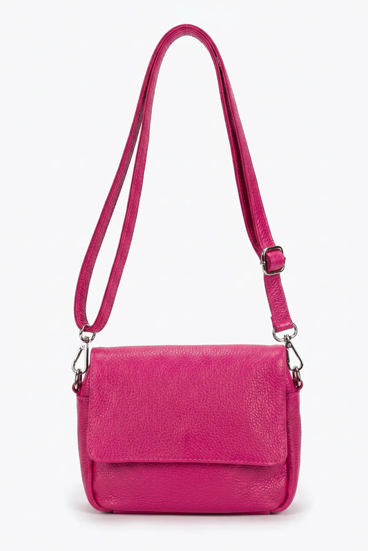 Bolso bandolera pequeño para mujer color fucsia con correa ajustable y cierre de solapa