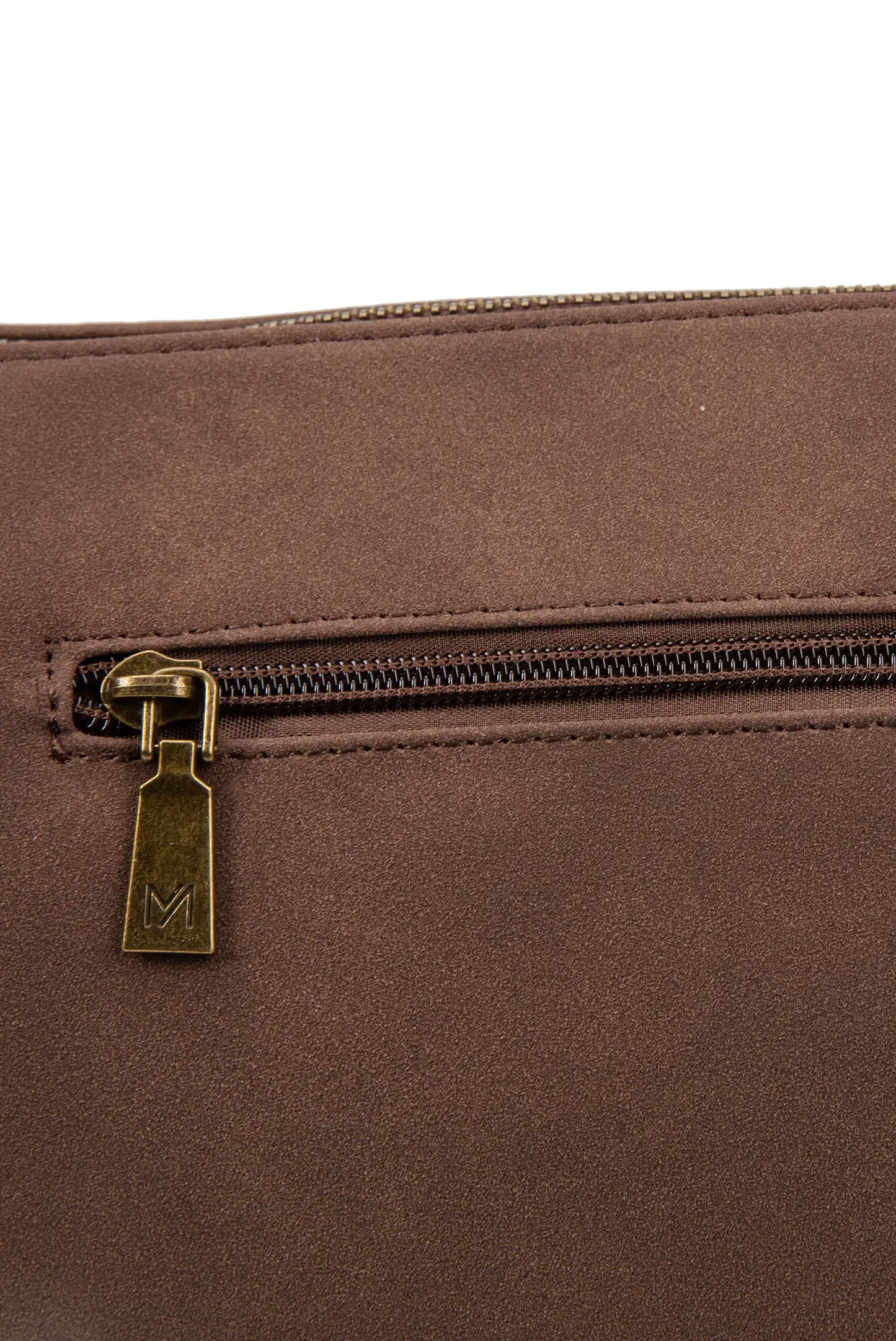 Detalle de cremallera dorada con logo M en bolso marrón de textura suave, complemento femenino elegante