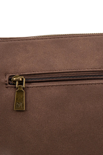 Detalle de cremallera dorada con logo M en bolso marrón de textura suave, complemento femenino elegante