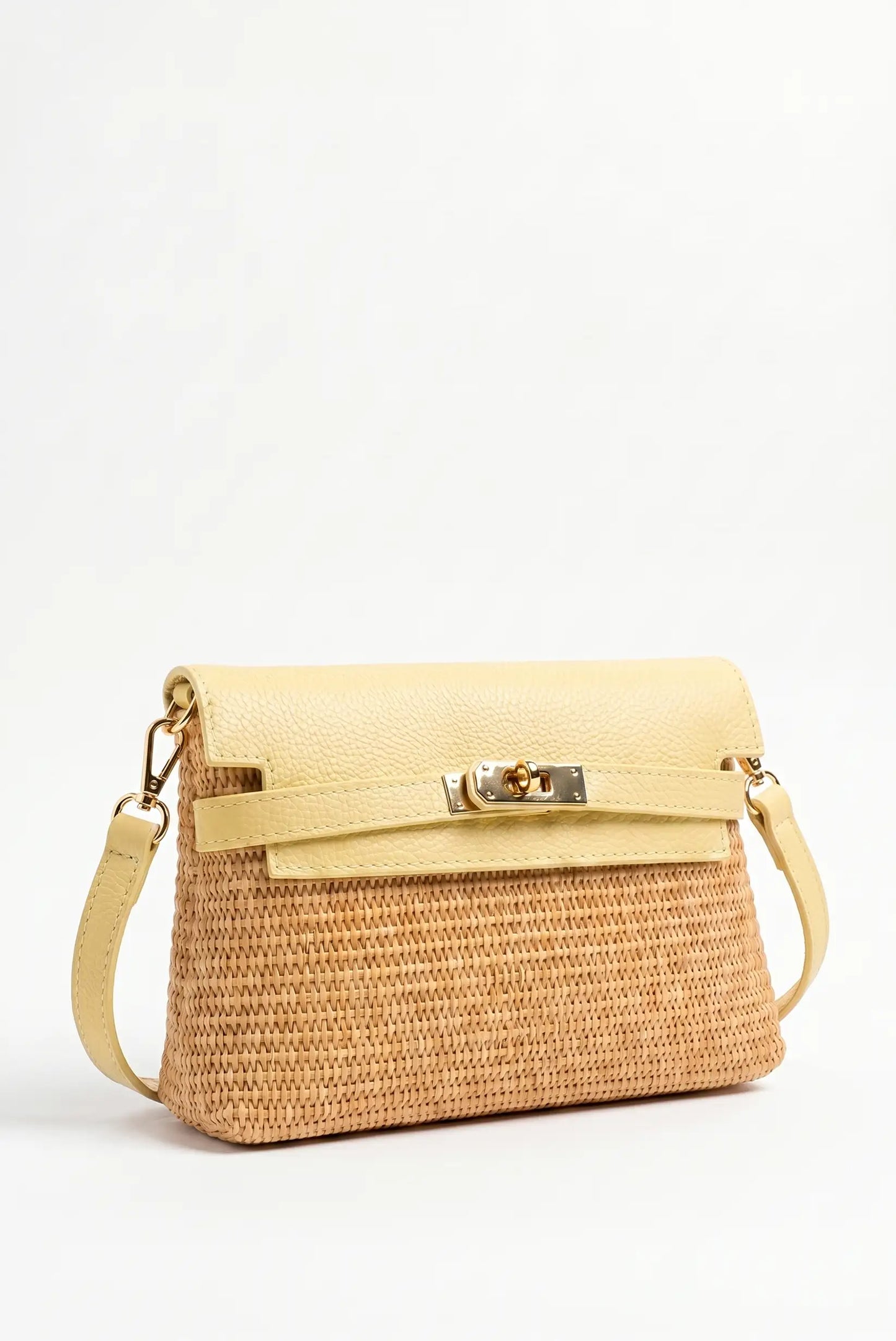 Bolso bandolera de rafia y piel amarilla para mujer, diseño elegante y moderno.