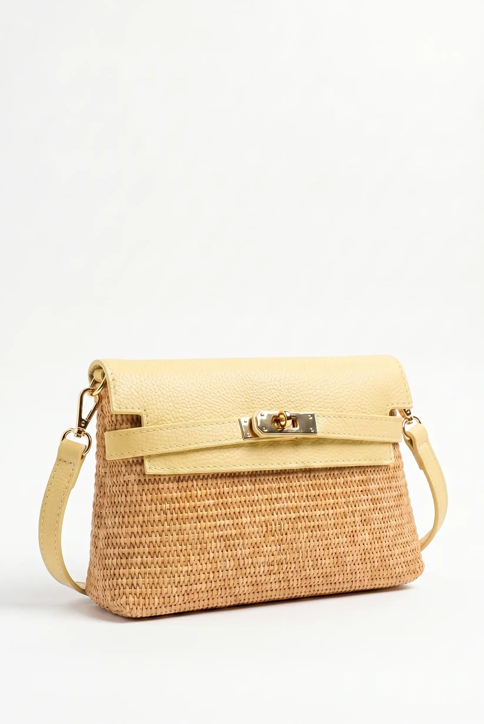 Bolso bandolera de rafia y piel amarilla para mujer, diseño elegante y moderno.