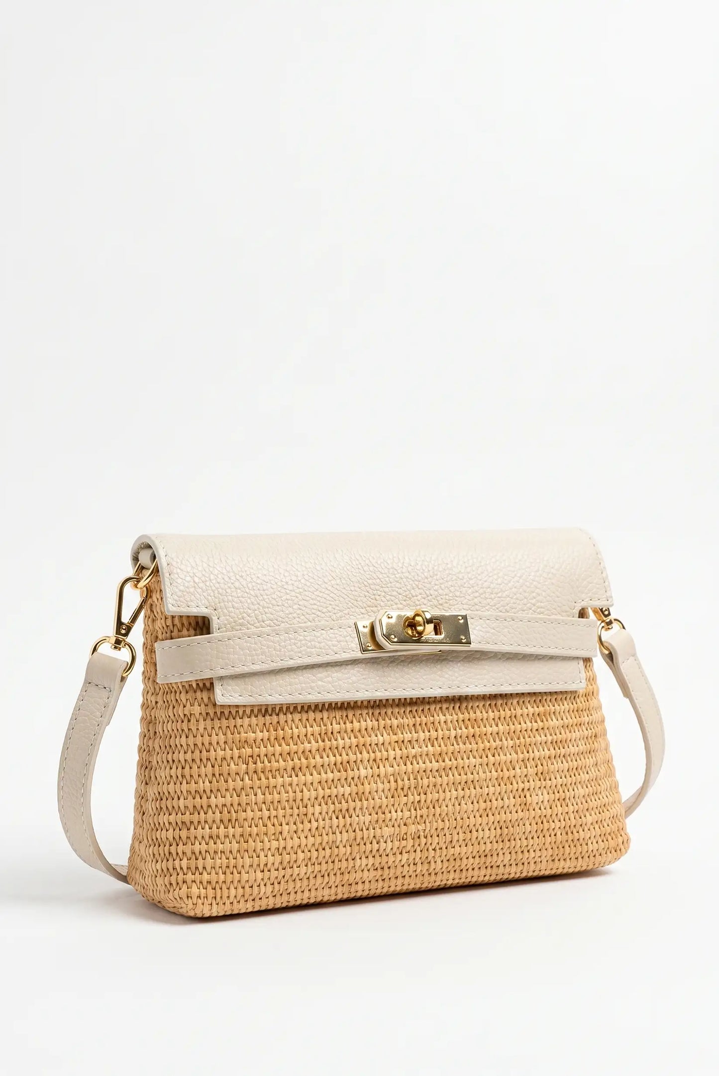 Bolso bandolera de mujer en rafia beige con tapa y asa de piel sintética, cierre dorado elegante