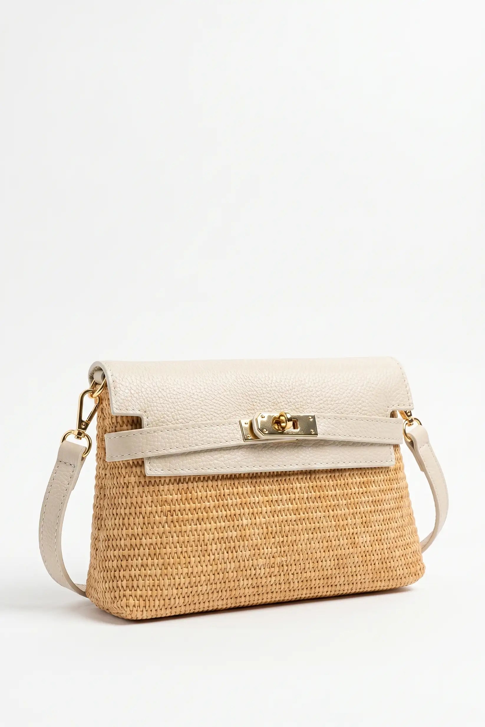 Bolso bandolera de mujer en rafia beige con tapa y asa de piel sintética, cierre dorado elegante