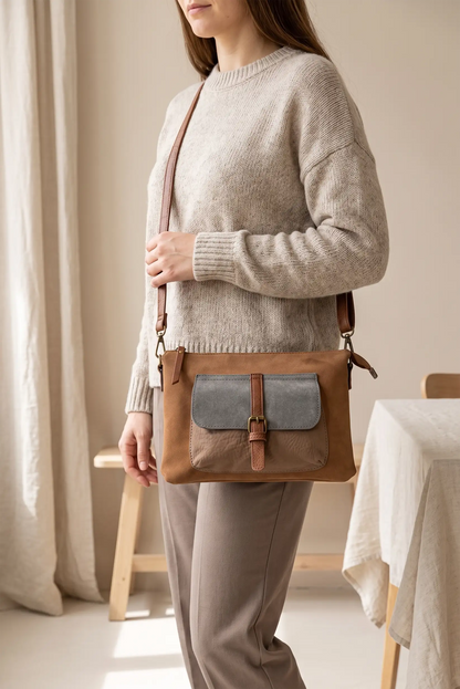 Mujer con jersey beige y bolso bandolera de cuero marrón y gris