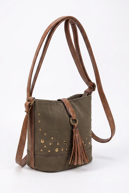 Bolso saco color verde oliva con detalles de tachuelas doradas y asa larga marrón