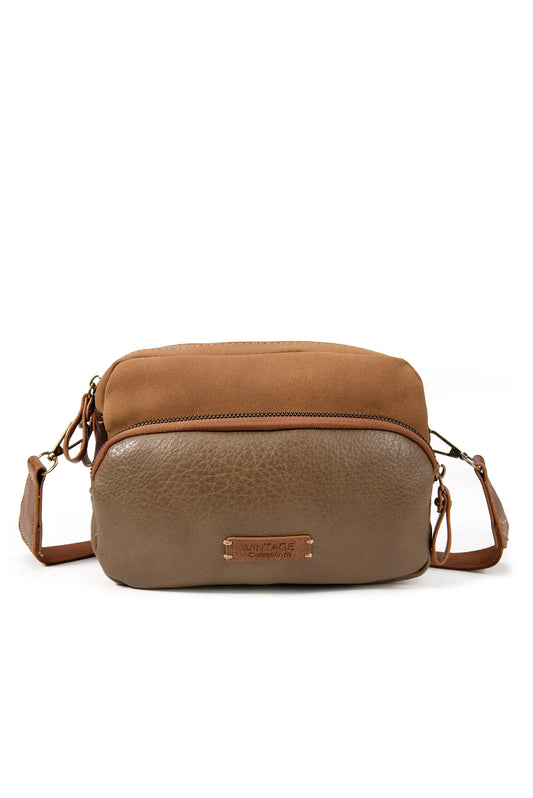 Bolso bandolera marrón vintage con textura de piel y detalles en tonos cálidos, ideal para moda femenina