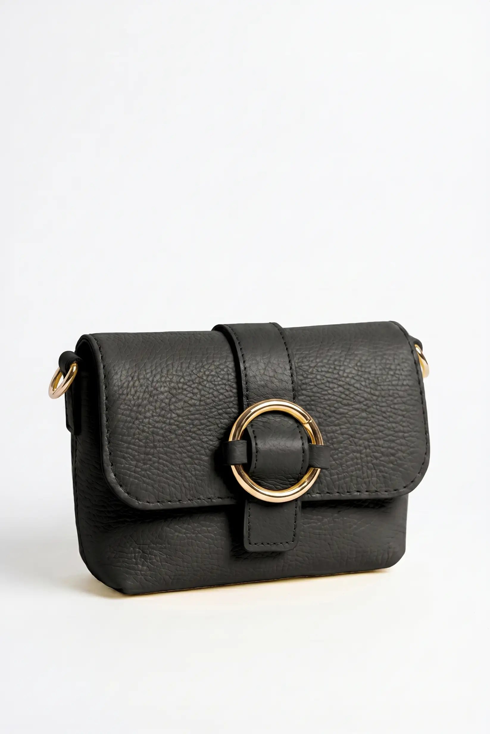 Bolso bandolera pequeño de piel negro con hebilla dorada, diseño elegante