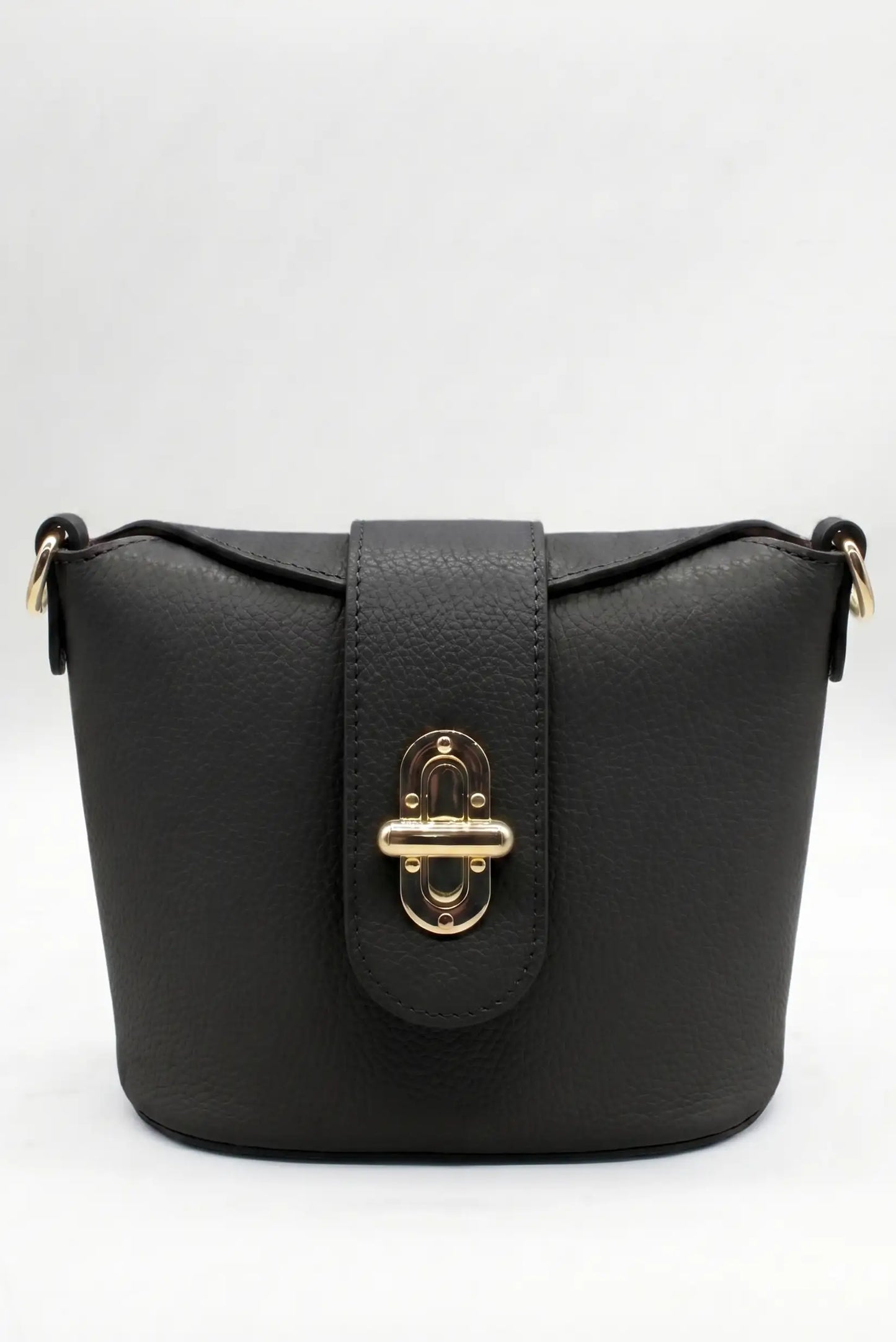 Bolso bandolera pequeño negro de cuero sintético con cierre dorado elegante
