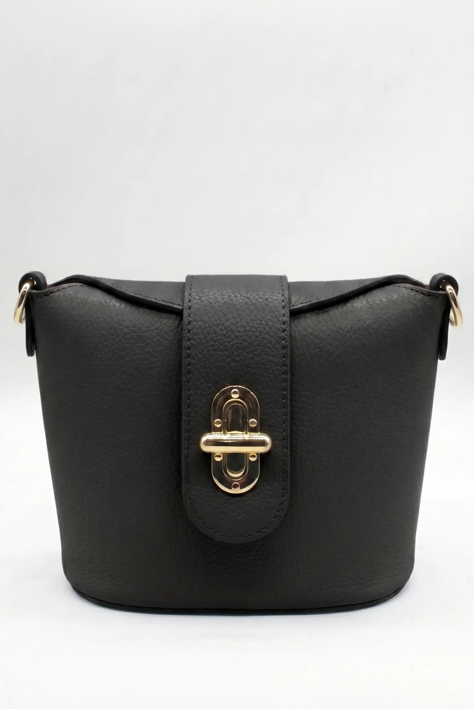 Bolso bandolera pequeño negro de cuero sintético con cierre dorado elegante