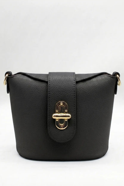 Bolso bandolera pequeño negro de cuero sintético con cierre dorado elegante