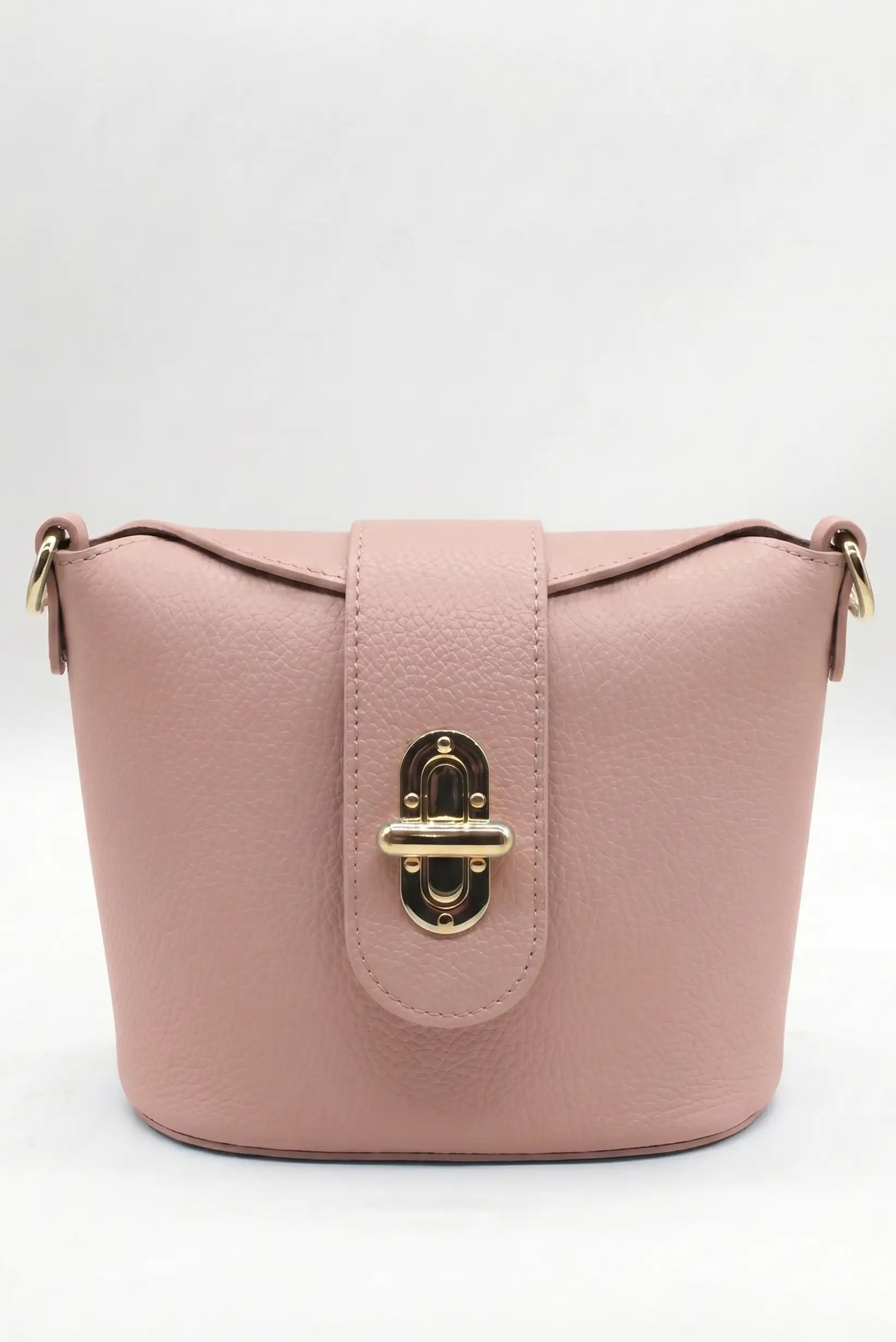 Bolso bandolera pequeño nude de piel sintética con cierre metálico dorado, estilo primavera.