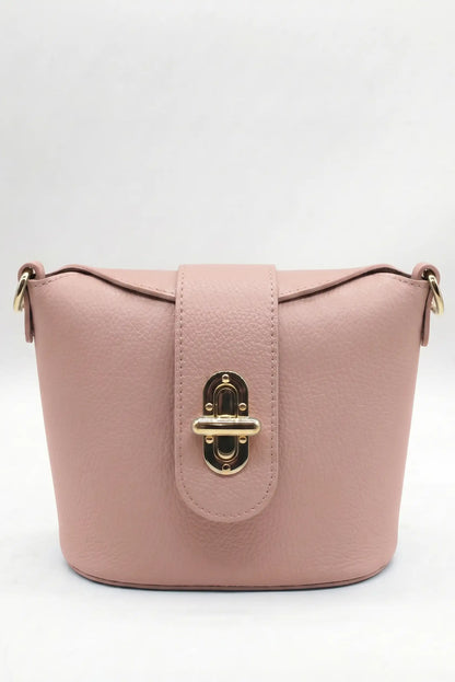 Bolso bandolera pequeño nude de piel sintética con cierre metálico dorado, estilo primavera.