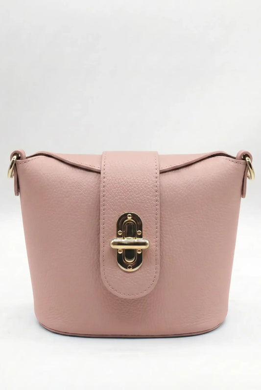 Bolso bandolera pequeño nude de piel sintética con cierre metálico dorado, estilo primavera.