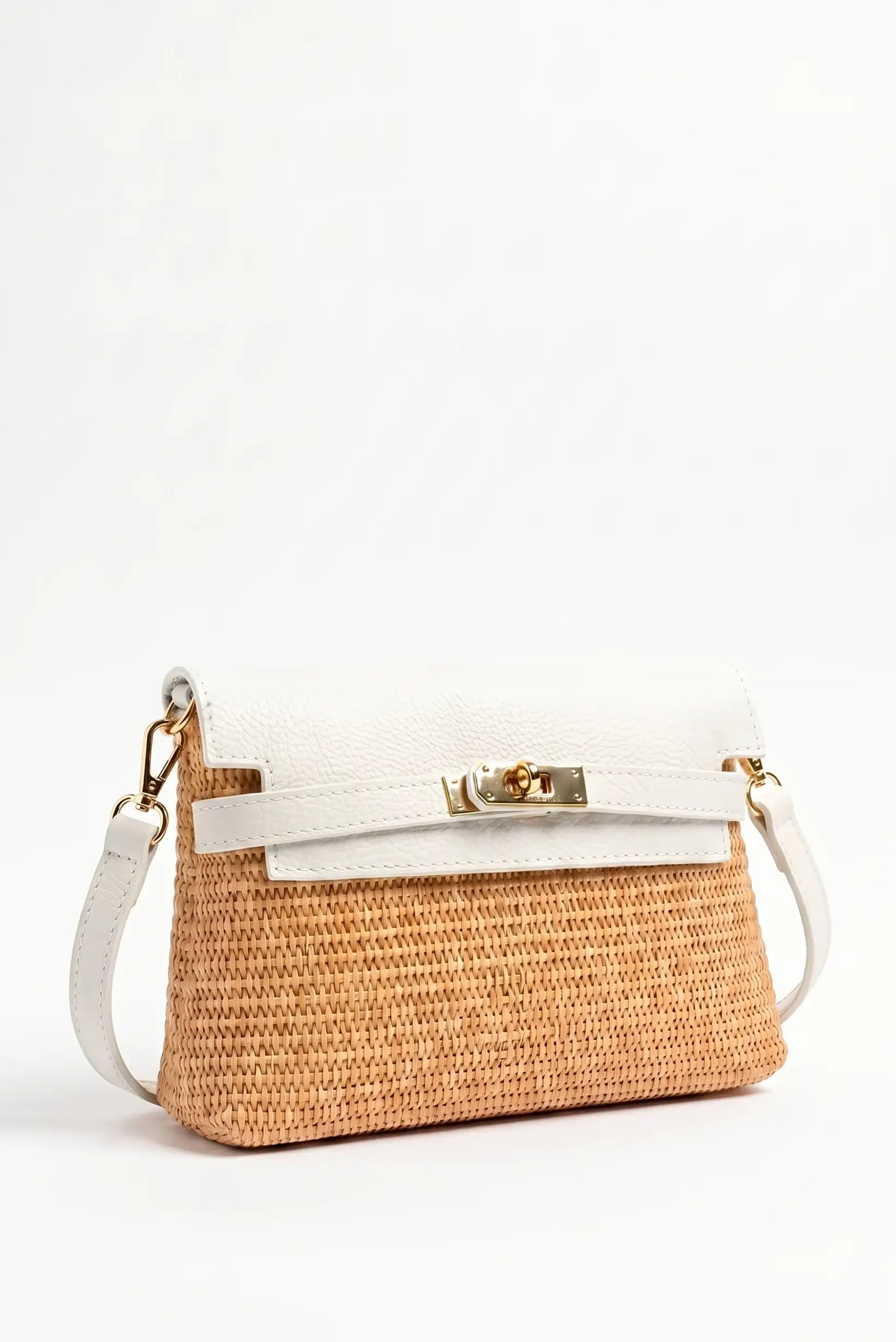 Bolso de paja con detalles en blanco y cierre dorado, ideal para moda femenina de verano