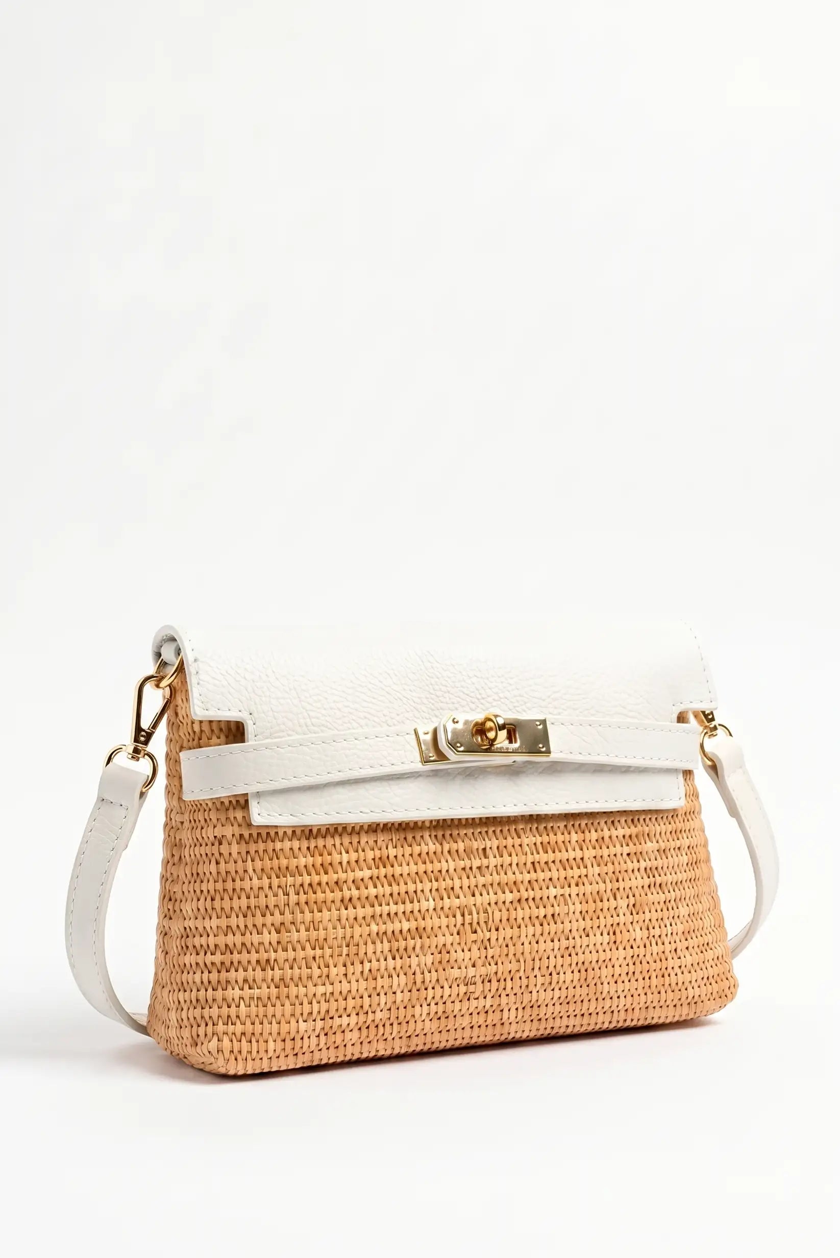 Bolso de paja con detalles en blanco y cierre dorado, ideal para moda femenina de verano