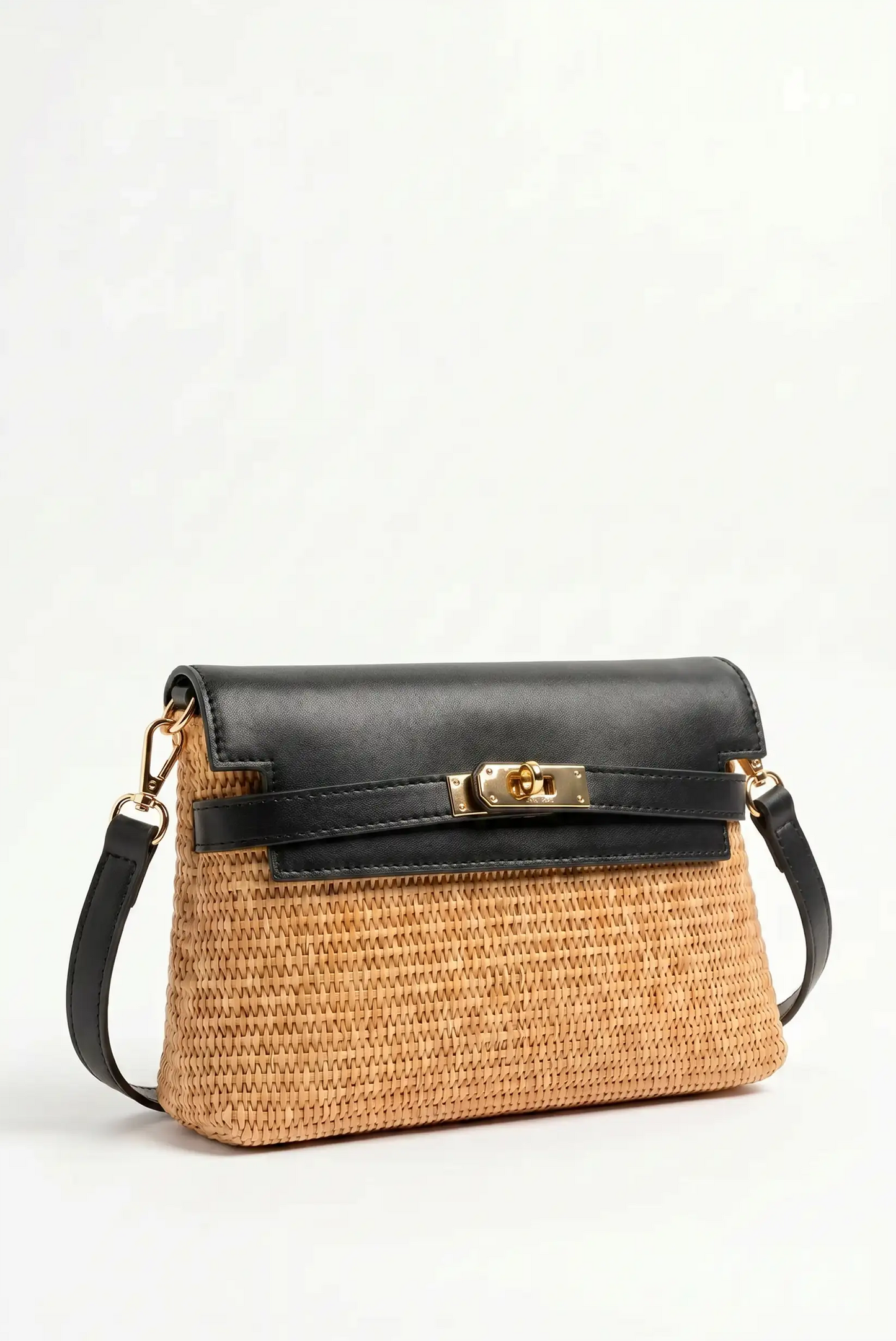 Bolso de paja con detalles en negro y cierre dorado, ideal para moda femenina y complementos