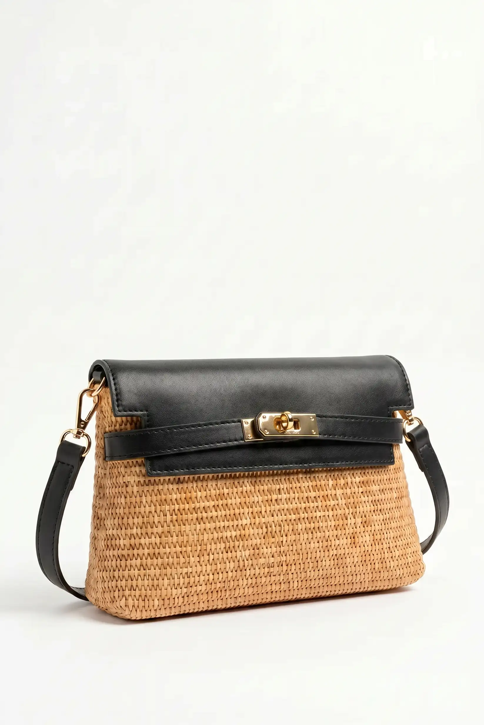 Bolso de paja con detalles en negro y cierre dorado, ideal para moda femenina y complementos