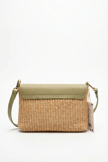 Bolso bandolera pequeño de rafia con solapa y correa de piel verde, estilo casual