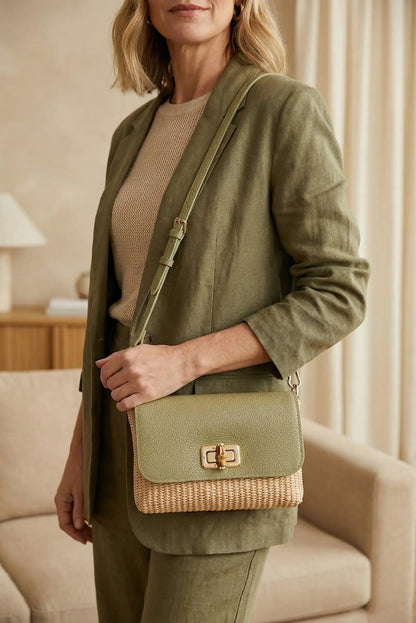 Bolso bandolera pequeño de rafia y piel verde con cierre dorado, estilo casual femenino.