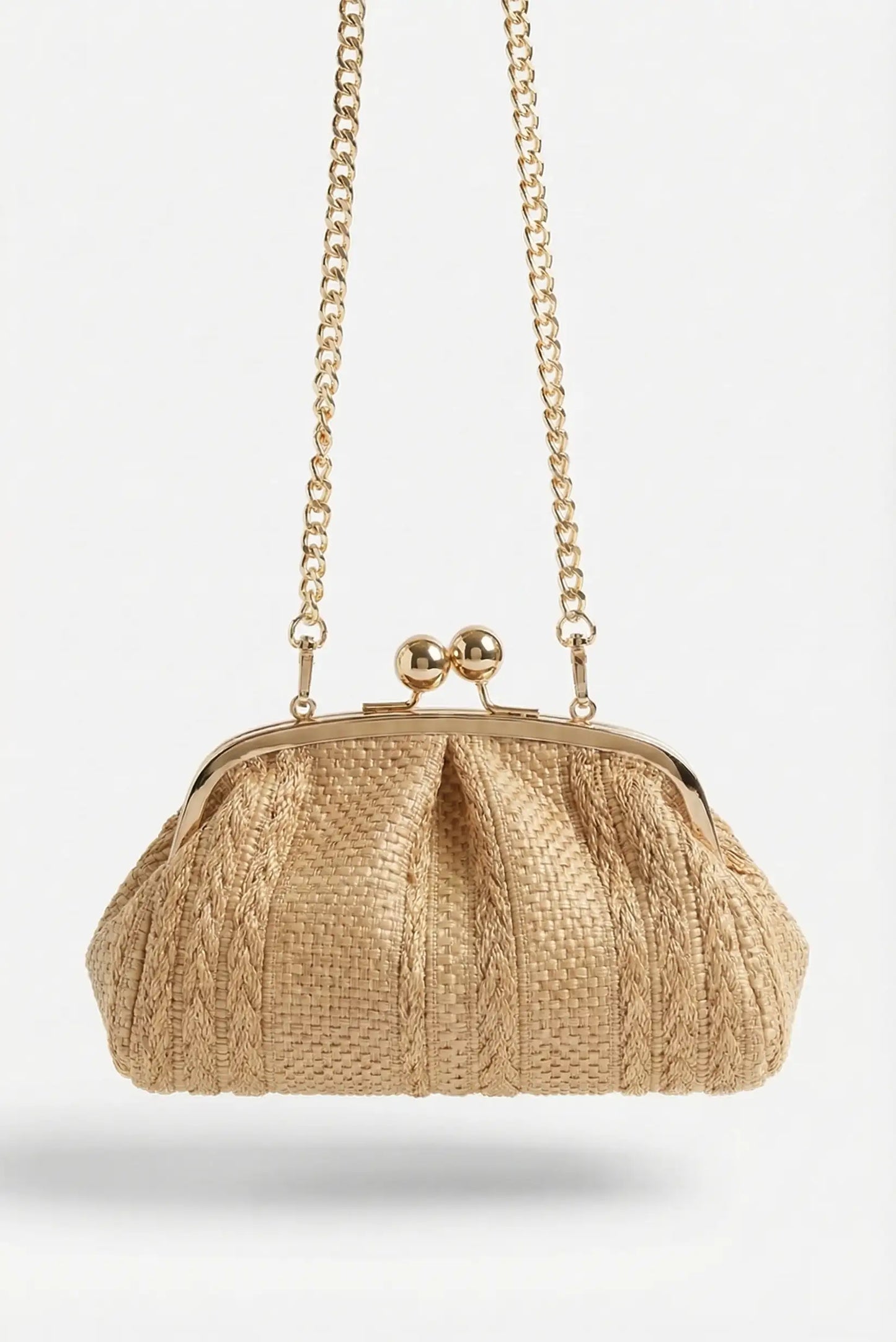 Bolso bandolera de rafia beige con cadena dorada y cierre metálico, estilo primavera