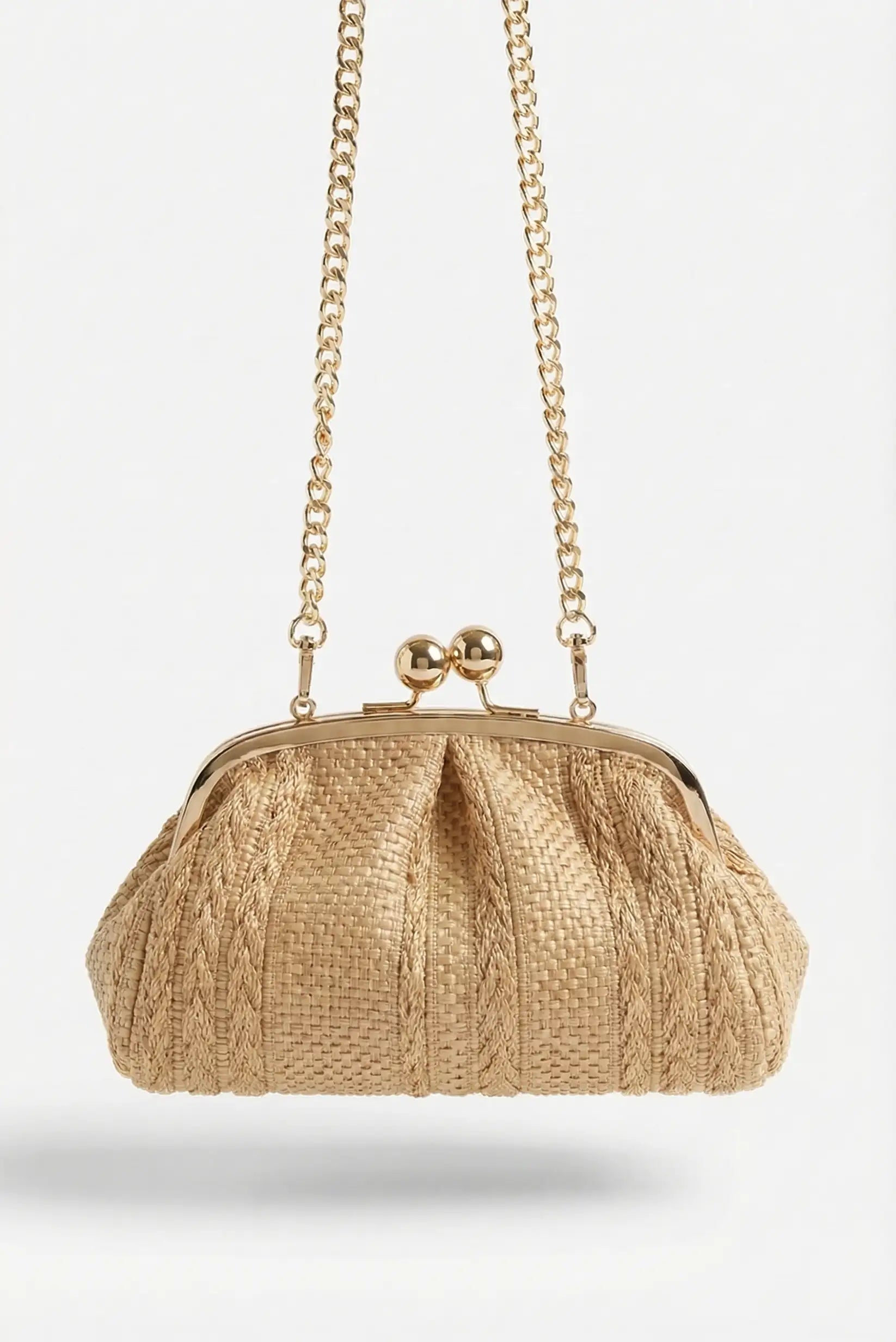 Bolso bandolera de rafia beige con cadena dorada y cierre metálico, estilo primavera