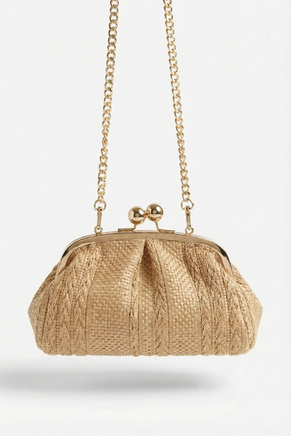 Bolso bandolera de rafia beige con cadena dorada y cierre metálico, estilo primavera