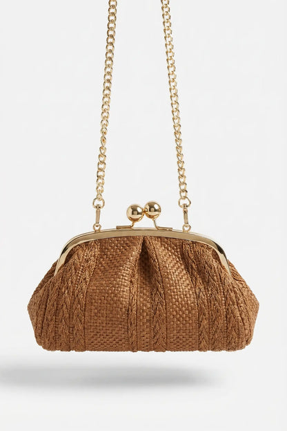 Bolso bandolera de rafia marrón con cadena dorada y cierre metálico elegante, estilo primavera