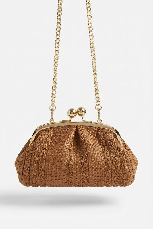Bolso bandolera de rafia marrón con cadena dorada y cierre metálico elegante, estilo primavera
