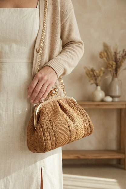 Bolso bandolera de rafia marrón con cadena dorada, estilo primaveral femenino.