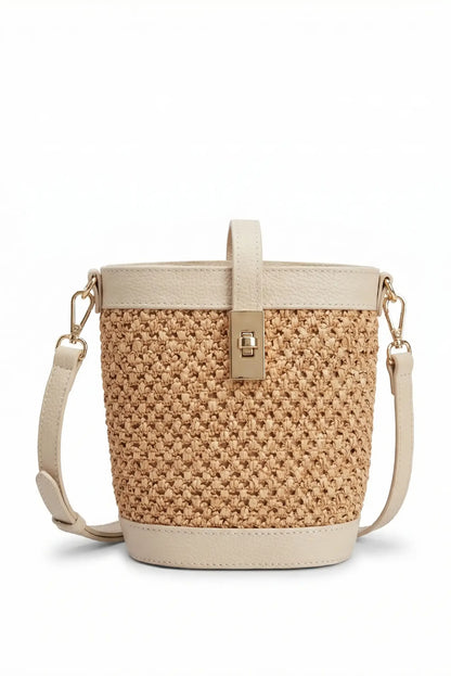 Bolso bandolera de rafia y piel beige con cierre metálico y correa ajustable, estilo casual femenino.